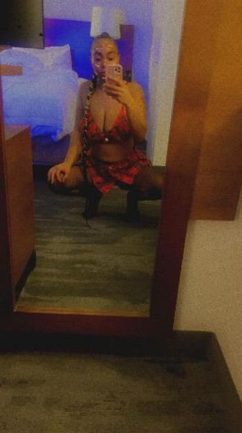 Red, 25  female escort, Fredericksburg